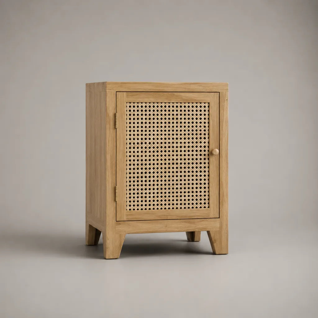 Comodino rettangolare in legno con porta in scatola di rottano, legno naturale e beige, 45 × 35 × 60 cm