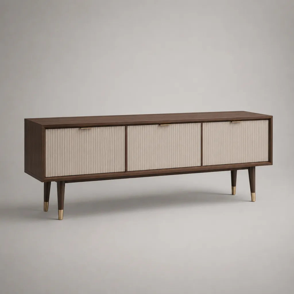 Basso armadio TV in legno con 3 porte scanalate, noce scuro, beige e ottone, 160 × 40 × 60 cm